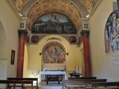 L'austerit� dell'esterno stride a sorpresa con la vivacit� cromatica degli interni, pi� volte restaurati negli ultimi decenni. Nell'unica navata del luogo di culto balza all'occhio il rosso intenso delle due colonne laterali